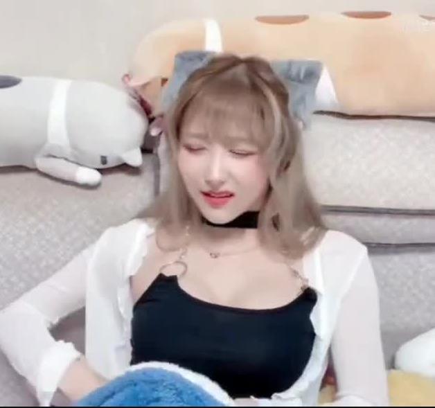 斗鱼湫小妍 大佬要求跳蛋表演，表情诱惑